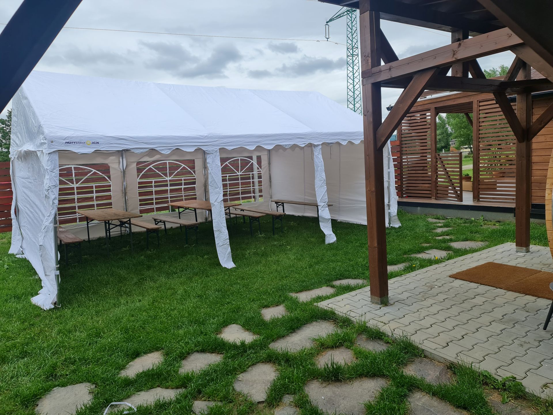 apartmanovy dvor party stan.jpg